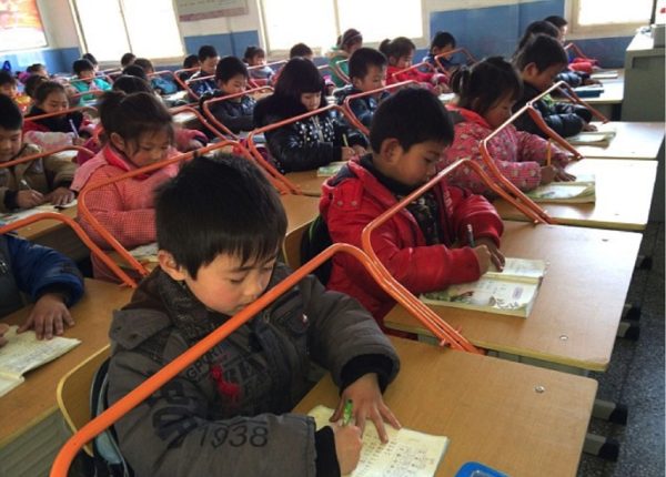 Как в Китае детей приучают к правильной осанке