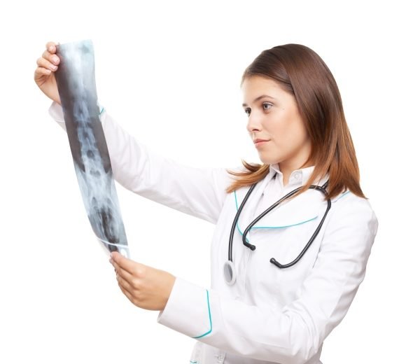 Изучение рентгена позвоночника врачом