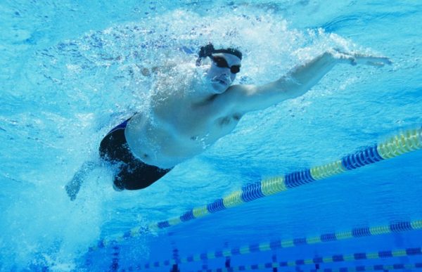 Плавание помогает укрепить мышцы спины и позвоночник