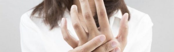 Одним из характерных проявлений корешкового синдрома является онемение пальцев, ощущение покалывания в руках