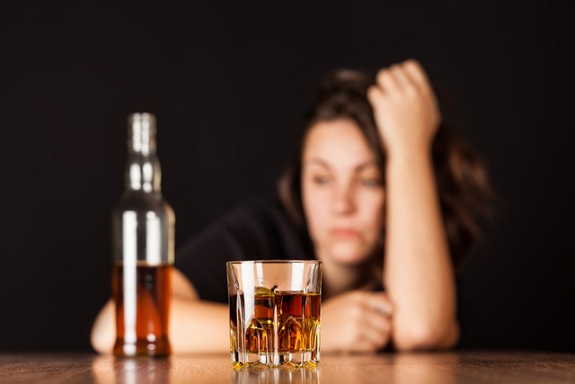 Алкоголь, как и сигареты – первостепенный фактор риска