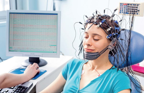ЭЭГ позволяет исследовать активность головного мозга, в результате чего можно исключить ряд заболеваний, по симптомам схожих с остеохондрозом