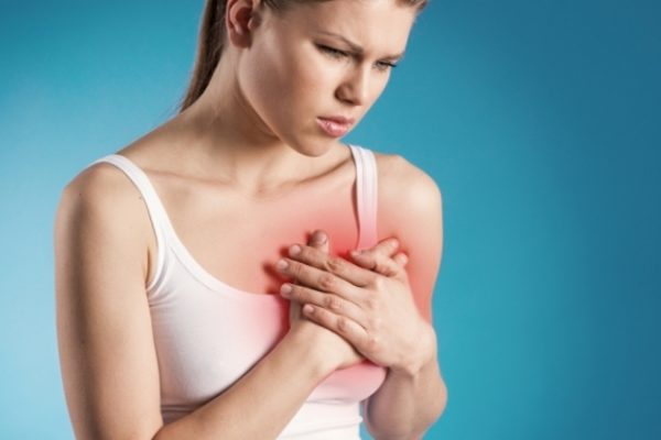 При дорсопатии боли могут возникать и в области сердца, что нередко осложняет диагностику заболевания