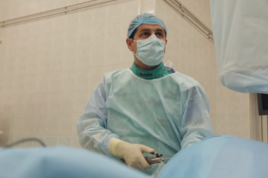 Фото: хирург во время операции по удалению межпозвоночной грыжи