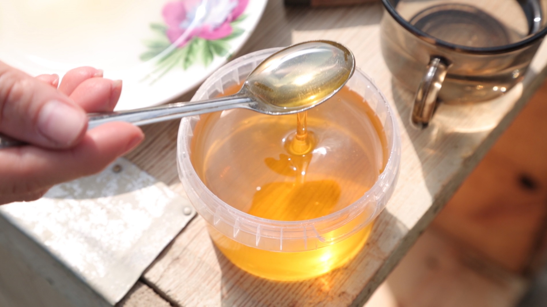 Тест меда в домашних условиях. Липовый мед кристаллизованный. Жидкий мед. Натуральный мед жидкий. Мед цветочный жидкий.