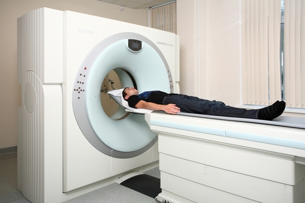 Как магнитно-резонансная, так и компьютерная томография – они обе являются обязательными диагностическими процедурами при подозрениях на межпозвоночную грыжу