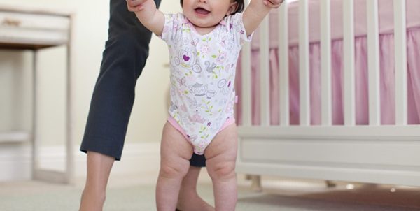При амиотрофии второго типа первые 7-10 месяцев ребенок может развиваться абсолютно нормально