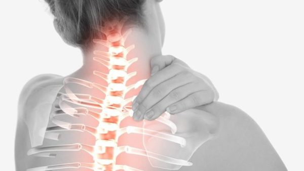 Боль в области шеи на фоне отсутствия других объективных причин - один из симптомов ПСО в шейном отделе