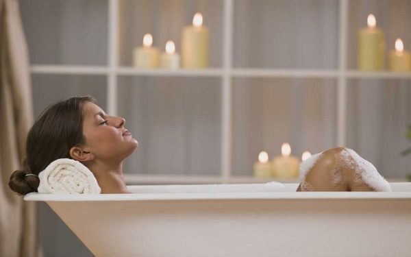 Горячая ванна с маслом бергамота поможет прогреть мышцы и усилить эффект предстоящего массажа