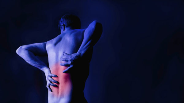 Если боли в спине не проходят в течение двух дней и усиливаются при движении, стоит обратиться к врачу