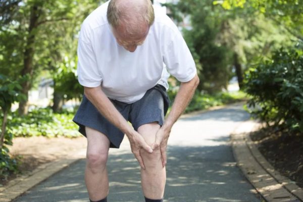 Скованность в суставах ног - один из симптомов люмбоишиалгии