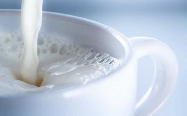 Теплое молоко – отличное средство для борьбы с сухим и влажным кашлем