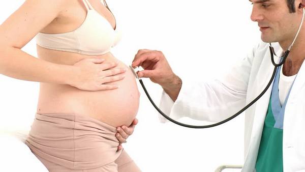 Беременной женщине необходимо проводить регулярные диагностики для контроля состояния плода