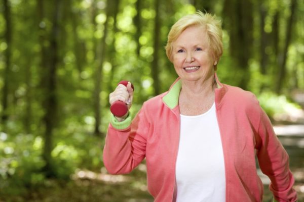 При остеопорозе важно вести здоровый и вмеру активный образ жизни