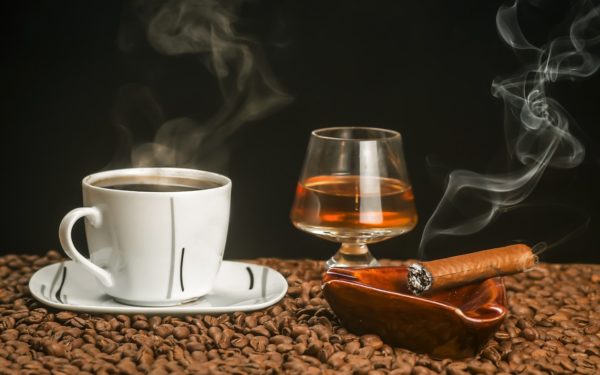 Пристрастие к алкоголю, кофе и курению приводит к остеопорозу