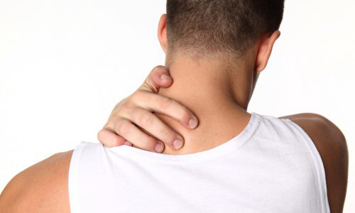 Боль в шее - первый симптом нарушения