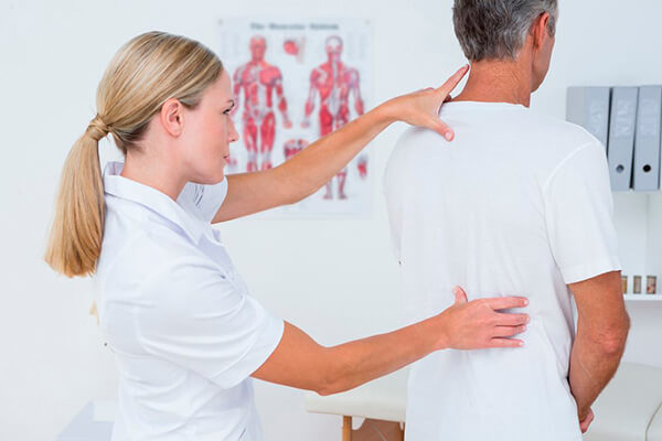 Для устранения плоской спины обязательна консультация невролога