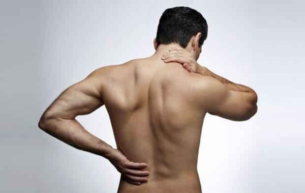 Остеохондроз часто формирует плоскую спину